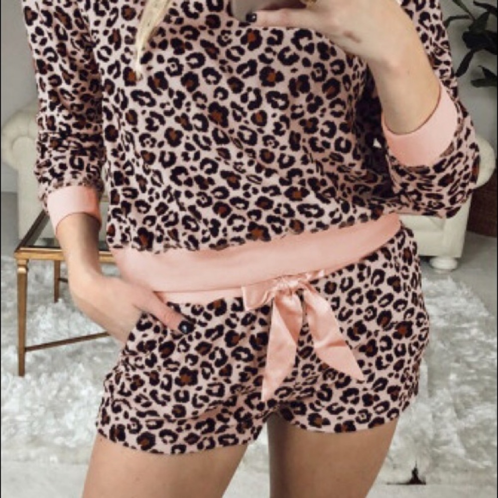 Back!!!✨ Leopard cozy pajama set shorts sweatshirt - Picture 3 of 6